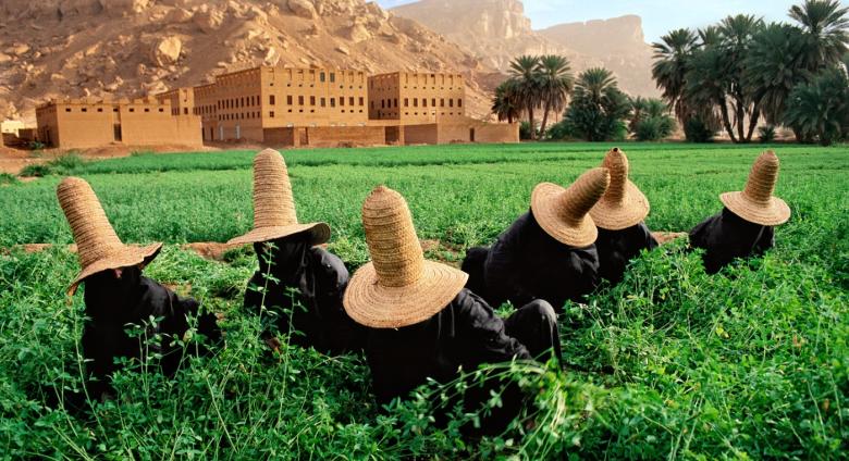 Steve McCurry, Wadi Hadramaut, Yemen, 1999.