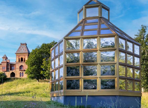 0. Installation view, Ellen Harvey, Winter in the Summer House, 2025. Part of "What's Missing? Artworks in the Olana Landscape," Olana's summer 2025 outdoor site-specific exhibition. Photo: Peter Aaron / OTTO. Courtesy Olana.
