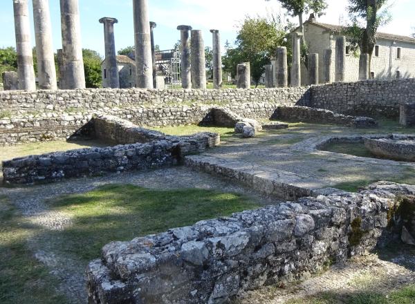 The market building (foreground) and Basilica (background) at Saepinum 
