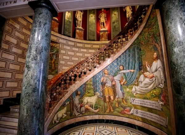 One of the ornate staircases within the Pinacoteco Ambrosiana. Credit: Wikimedia Commons. 