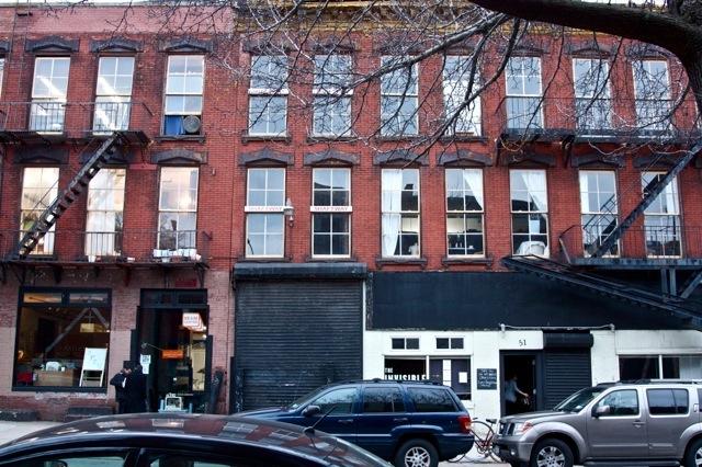 Street view of the Invisible Dog Art Center at 51 Bergen Street in 2013. Wikimedia Commons. Photo by Bonniekate.